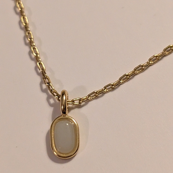 Madewell Elegant Gold Pendant Necklace - Picture 3 of 5